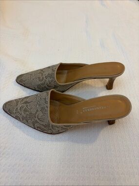 A. Marinelli 90’s Classy Interview Taupe Lace Pointed Toe Kitten Heel Mules 8